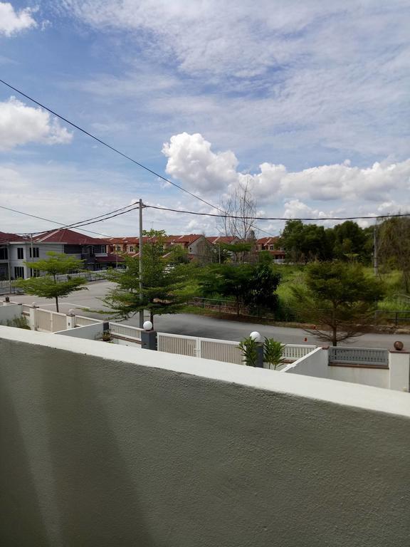 Sri Manjung Ma Maison Homestay Lumut Exterior foto
